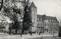 15711 Gezicht op Het Rond en de voorgevel van het raadhuis te Zeist (Het Rond 1) uit het zuiden; met links de bebouwing ...